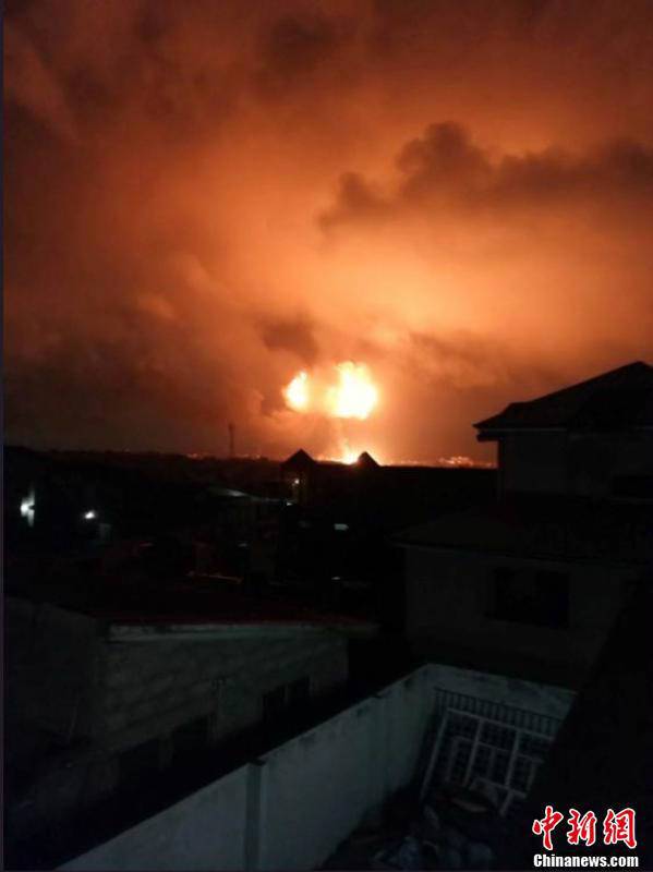 當(dāng)?shù)貢r(shí)間10月7日，加納首都阿克拉市區(qū)北部一燃?xì)庹井?dāng)晚發(fā)生爆炸，造成至少2人死亡。從視頻截圖畫面來看，現(xiàn)場(chǎng)火光沖天，火勢(shì)兇猛。