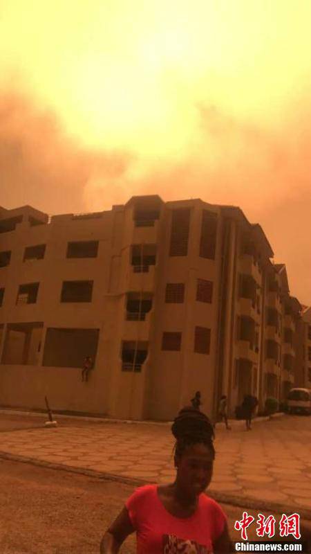 據(jù)悉，爆炸發(fā)生在當(dāng)晚7時(shí)30分許。加納國(guó)家災(zāi)難管理組織官員阿布&middot;拉馬丹在現(xiàn)場(chǎng)說，目前確認(rèn)爆炸造成至少2人死亡。