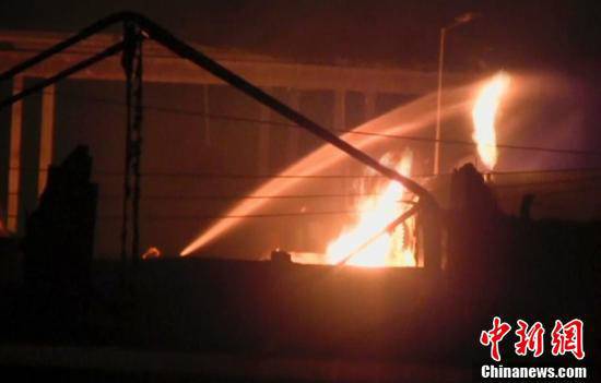 消防人員在現(xiàn)場(chǎng)進(jìn)行滅火。